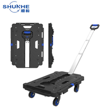 Camion &agrave; plate-forme pliable